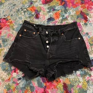 Black ripped 501 Levi’s short